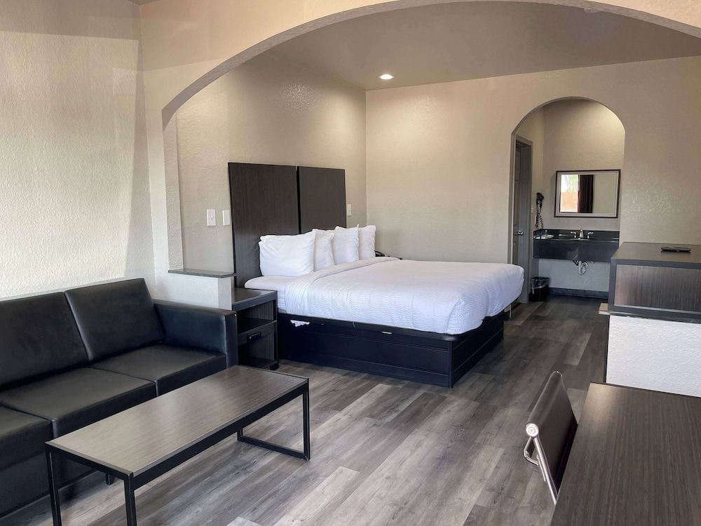 Standard Room, 1 King Bed, Accessible, Non Smoking (Bathtub)