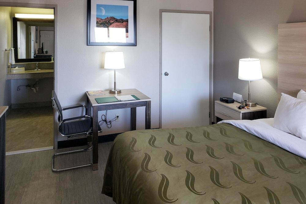 Business Room, 1 Queen Bed, Non Smoking (Upgrade)