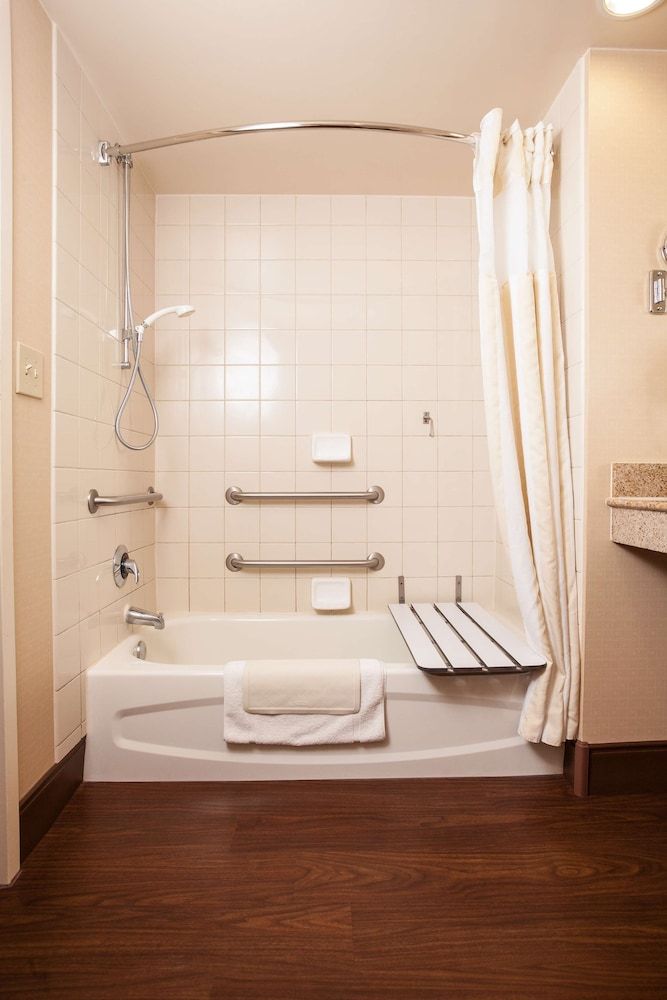 Suite, 2 Queen Beds, Accessible