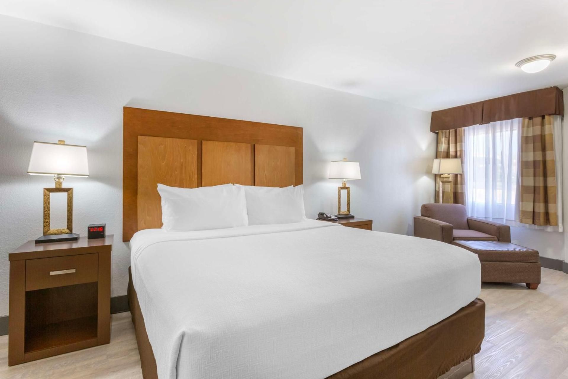 1 King Bed, Nonsmoking, Second Floor