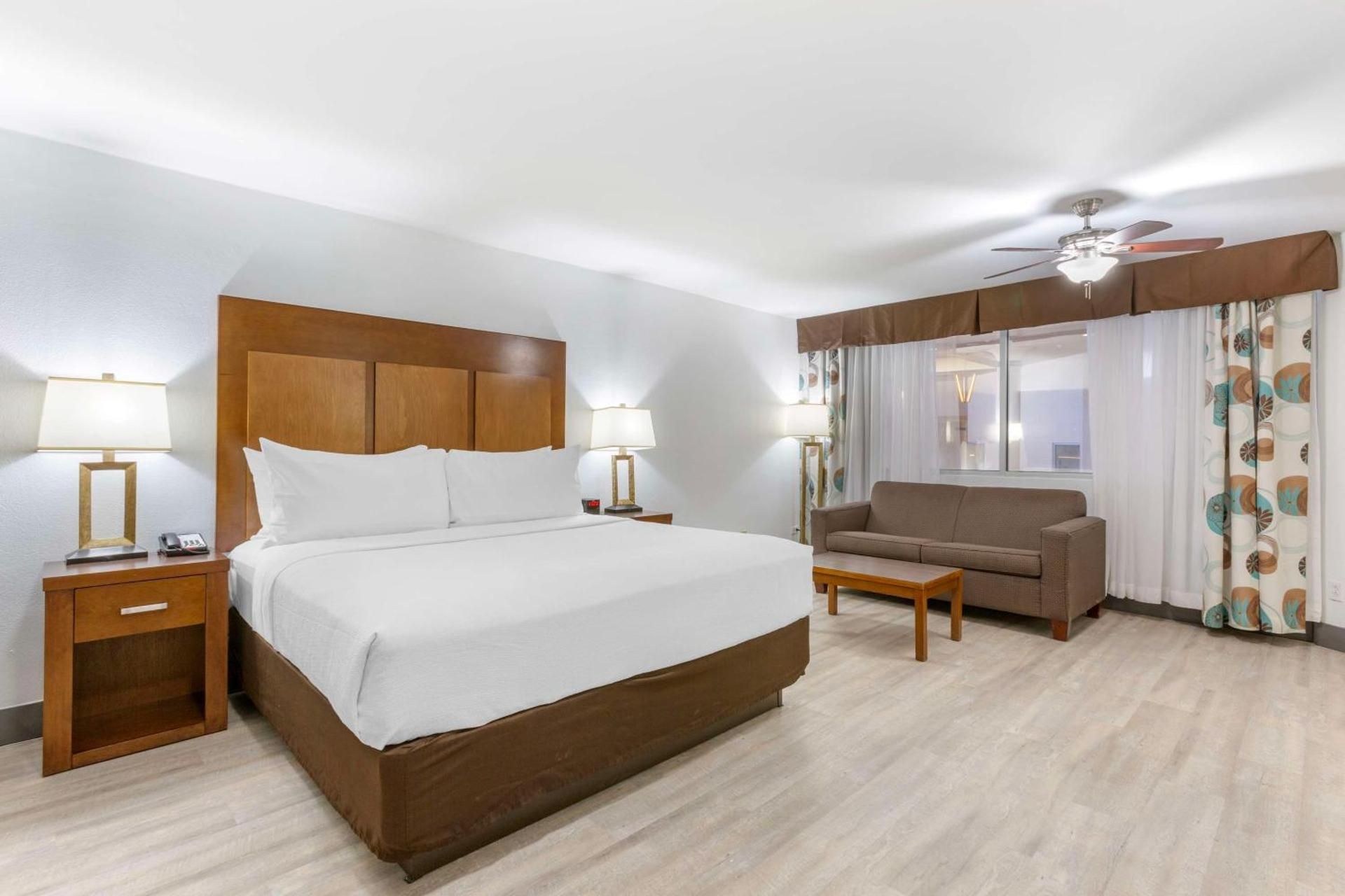 1 King Bed, Nonsmoking, Second Floor, Balcony
