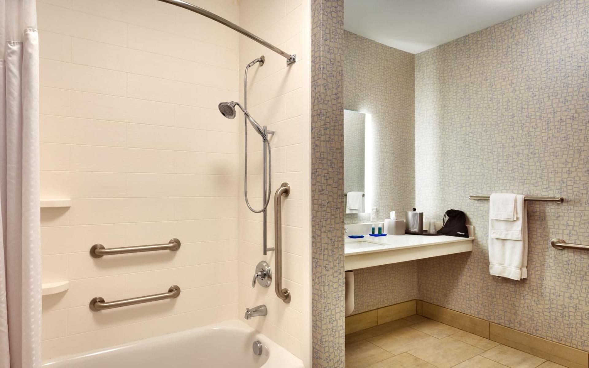 Suite with Mobility Accessible Tub - Non-Smoking