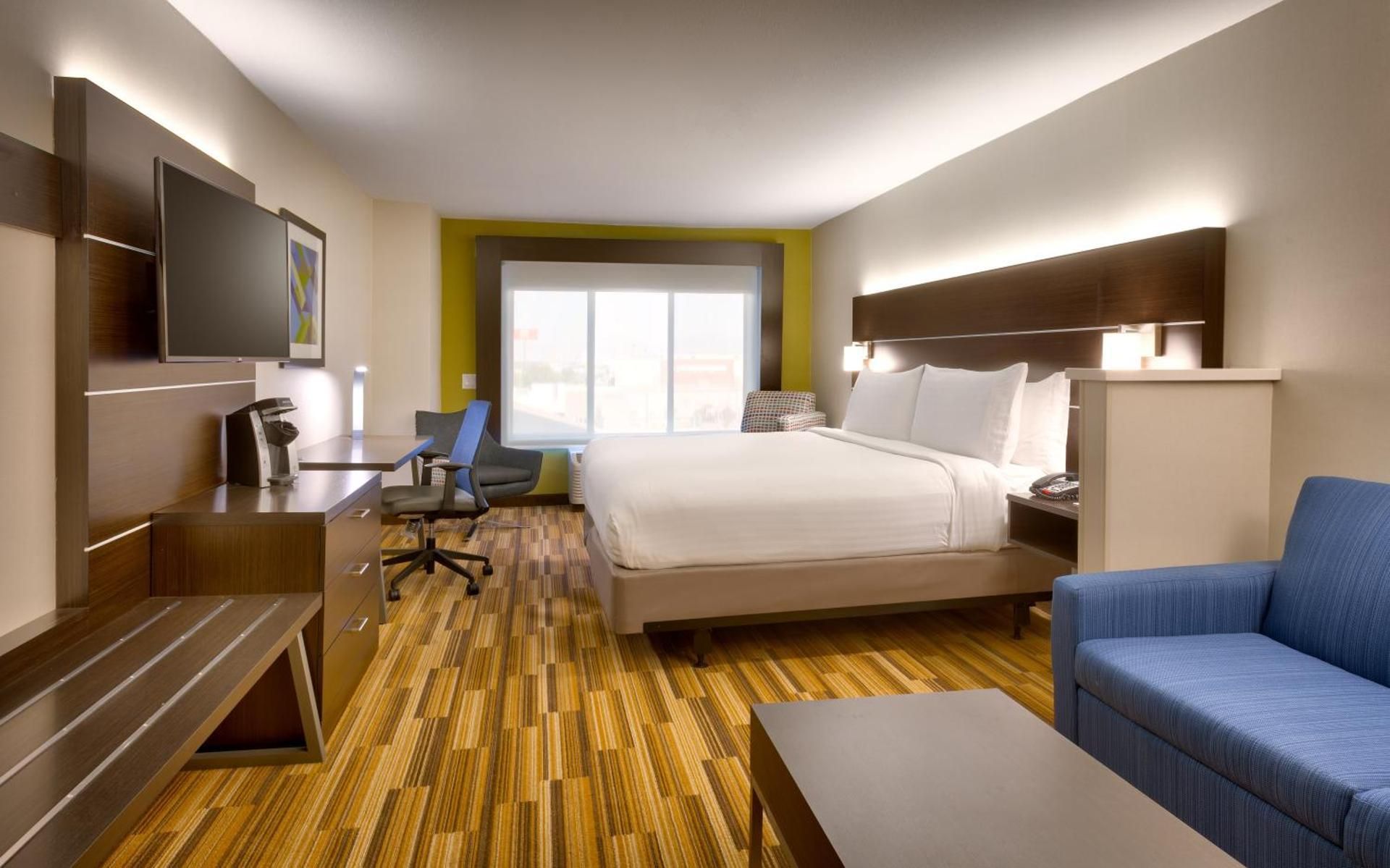 Standard King Room with Sofa Bed and Communications Accessible Tub