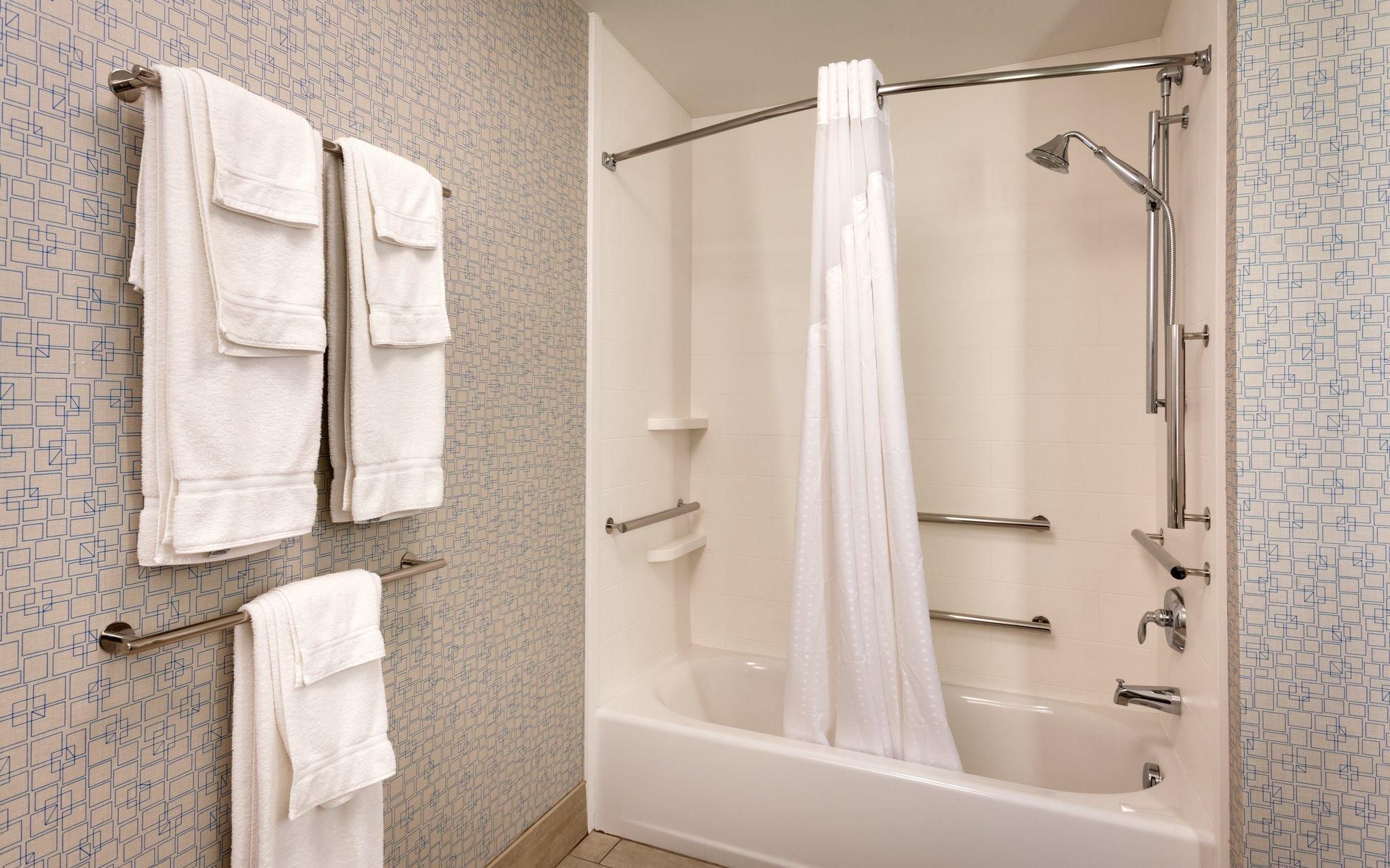 2 Queen Beds Standard Mobil Accessible Tub