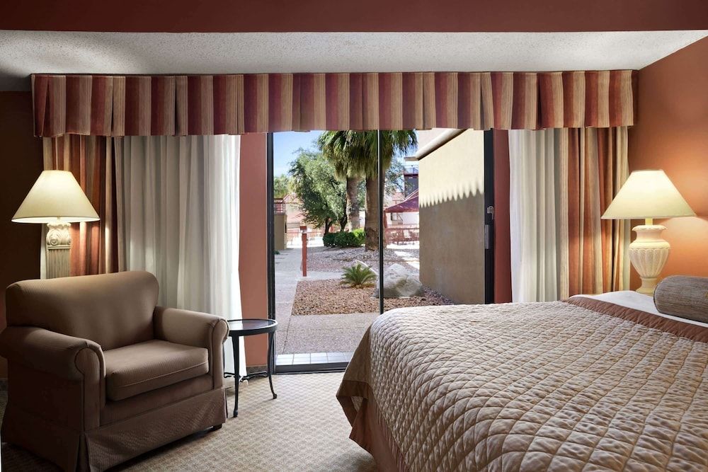 Club Suite, 1 Bedroom, Accessible, Smoking (Mobility,Hearing,roll-In Shower)
