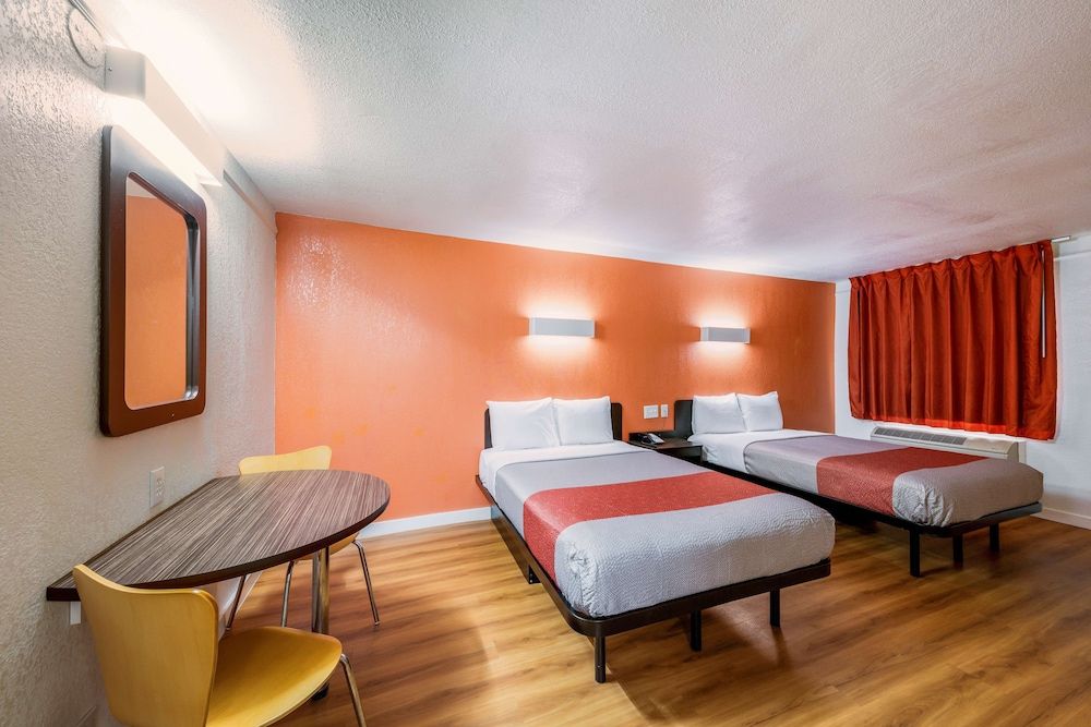 Motel 6 Dallas, TX - Farmers Branch Standard Room, 2 Double Beds, Accessible, Smoking 5