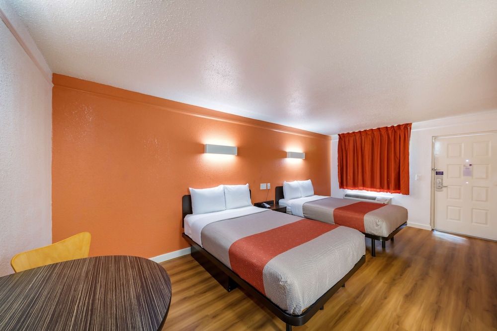 Motel 6 Dallas, TX - Farmers Branch Standard Room, 2 Double Beds, Accessible, Smoking 3