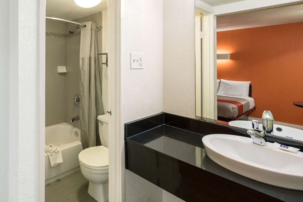 Motel 6 Dallas, TX - Farmers Branch Standard Room, 2 Double Beds, Accessible, Smoking 6