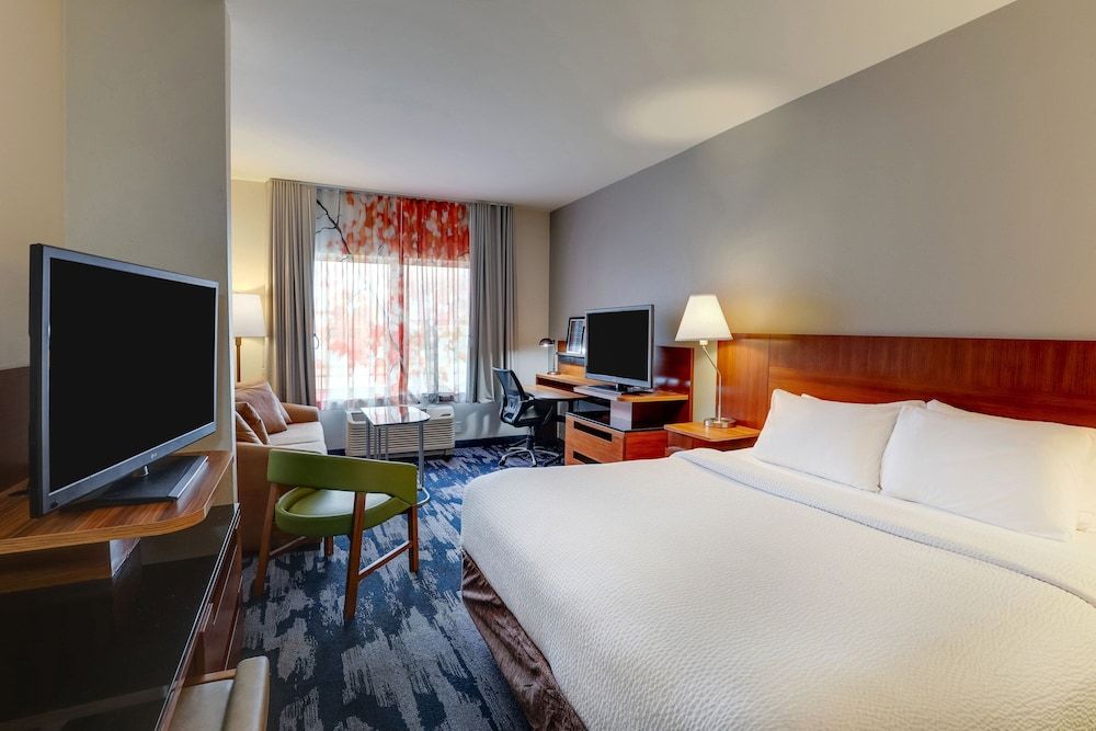 Studio, 1 King Bed with Sofa bed, Non Smoking (Mobility/Hearing Accessible, Tub)