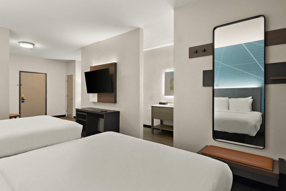 2 Beds Queen Suite Non Smoking Accessible with Walk in Shower