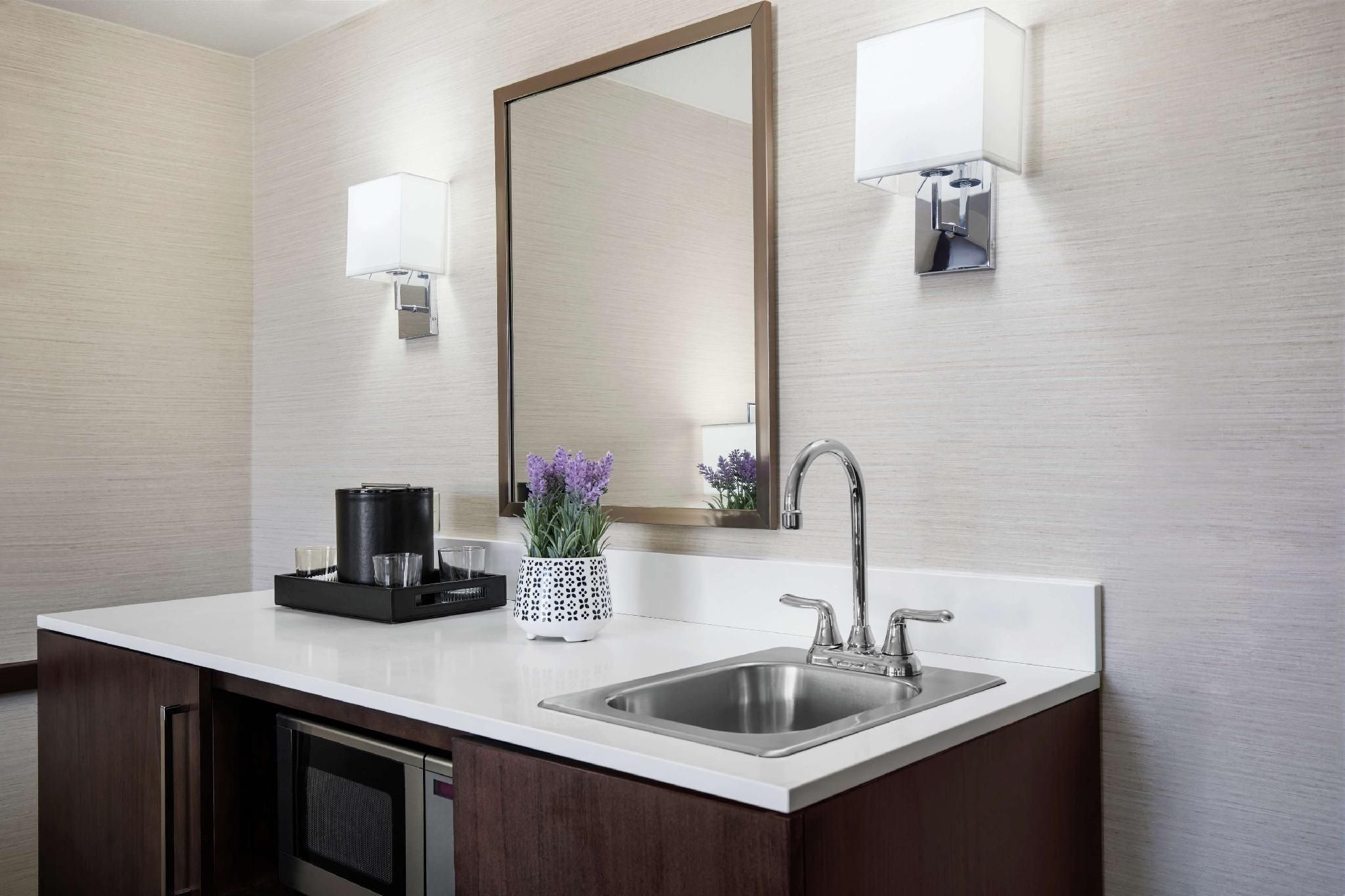 2 ROOM WHIRLPOOL SUITE-1 KING BED NON SMOKING
