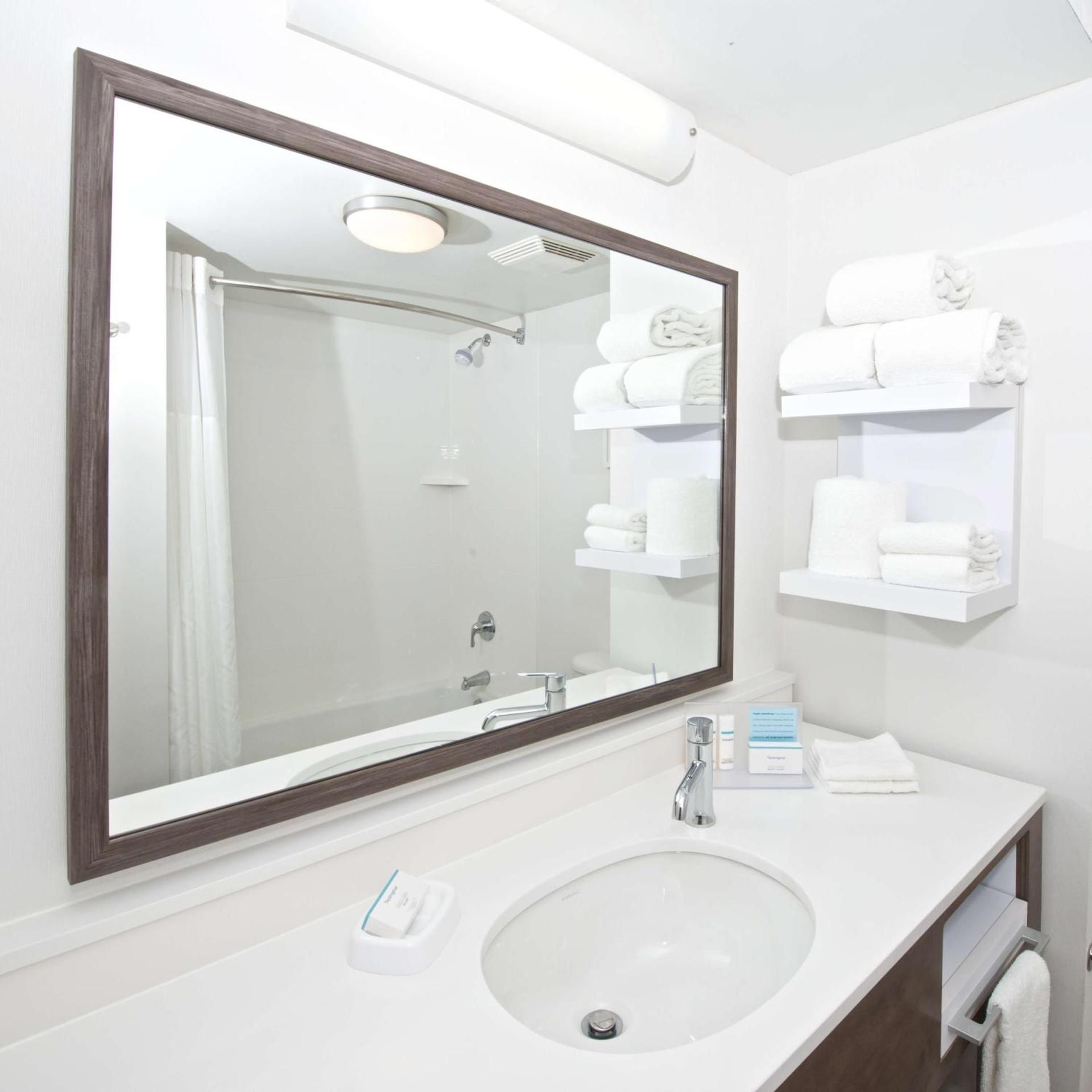 1 KING HEARING ACCESSIBLE SUITE NONSMOKING