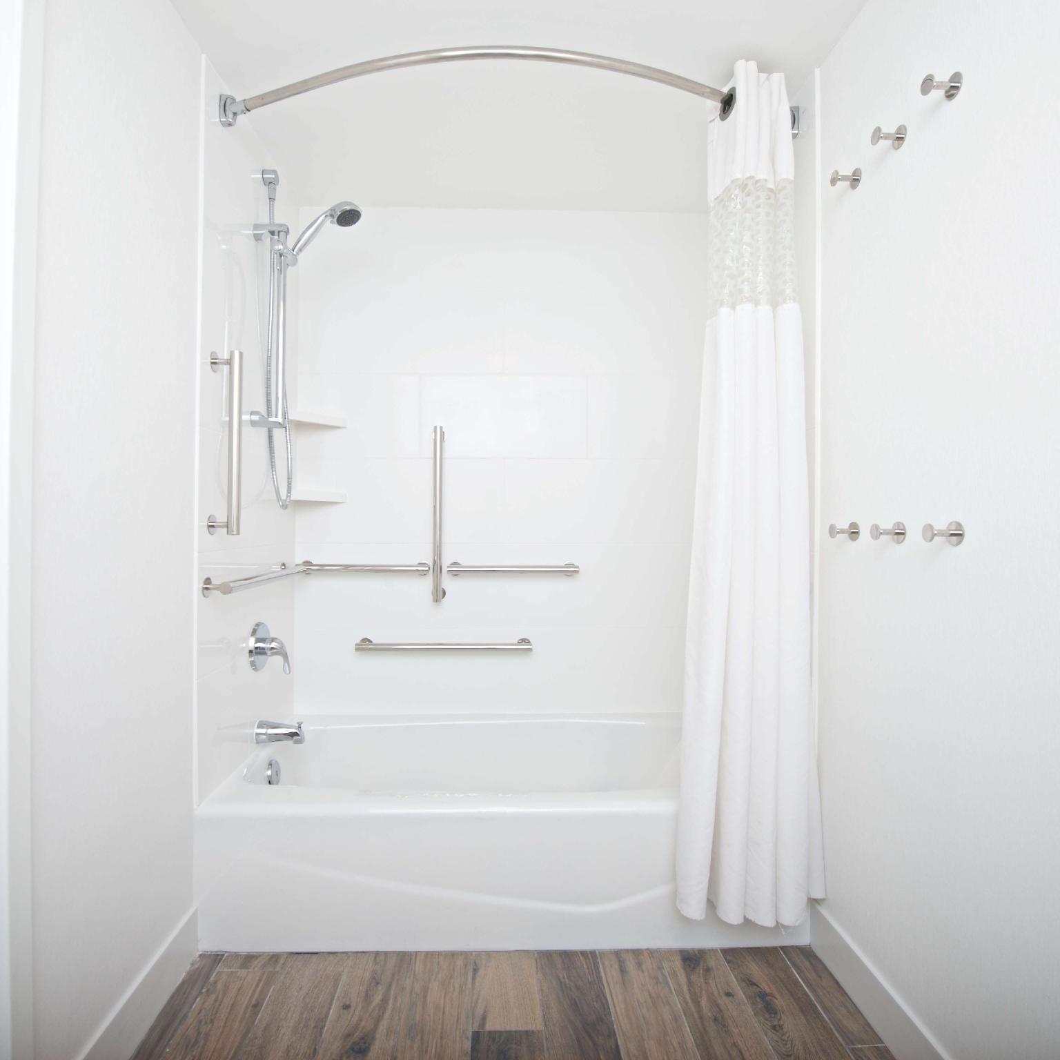 1 KING MOBILITY/HEARING ACCESS TUB SUITE NS
