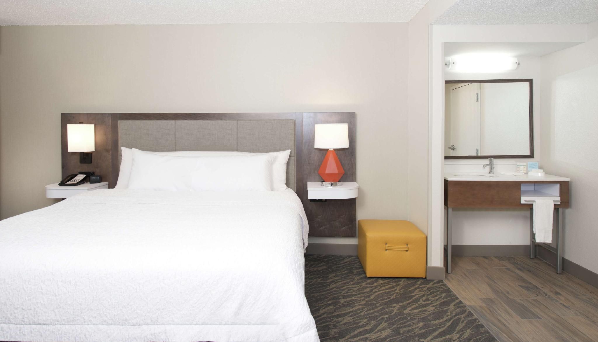 1 King 1 Bdrm Suite W/ Sitting Area-wetbar Ns