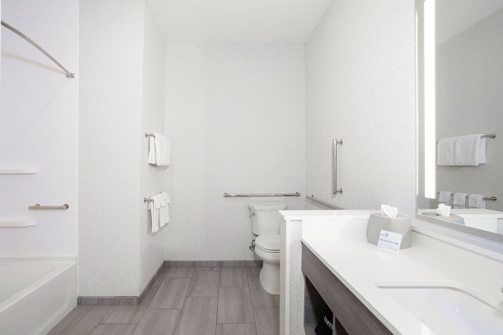 Standard Room, 1 King Bed, Accessible (Communication, Accessible Tub)