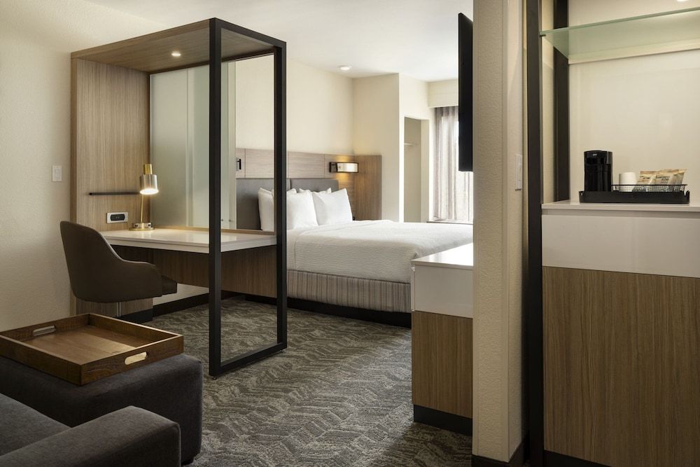 King Suite, 1 King Bed and Double Trundle Bed, (Mobility/Hearing Access, Roll-in Shwr)