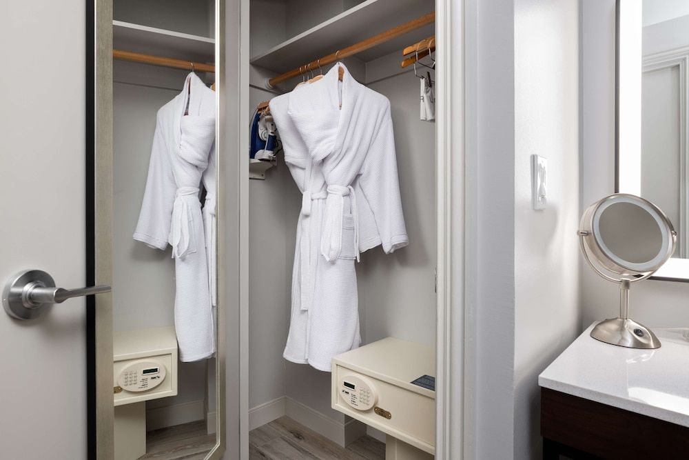 Room, 1 King Bed, Accessible, Bay View (Bathtub)