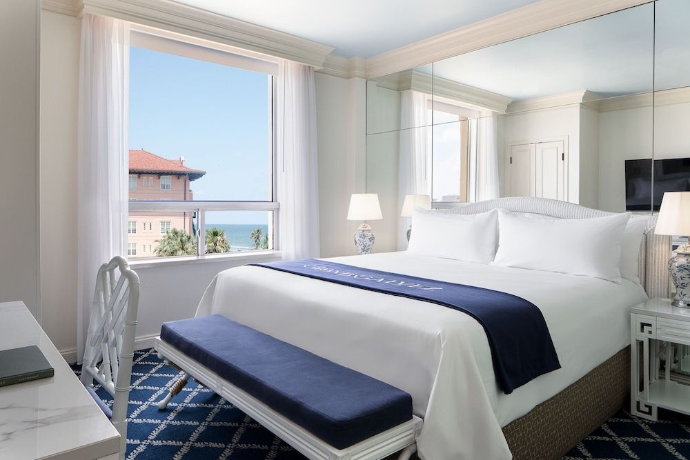 Deluxe Room, 1 King Bed, Partial Ocean View