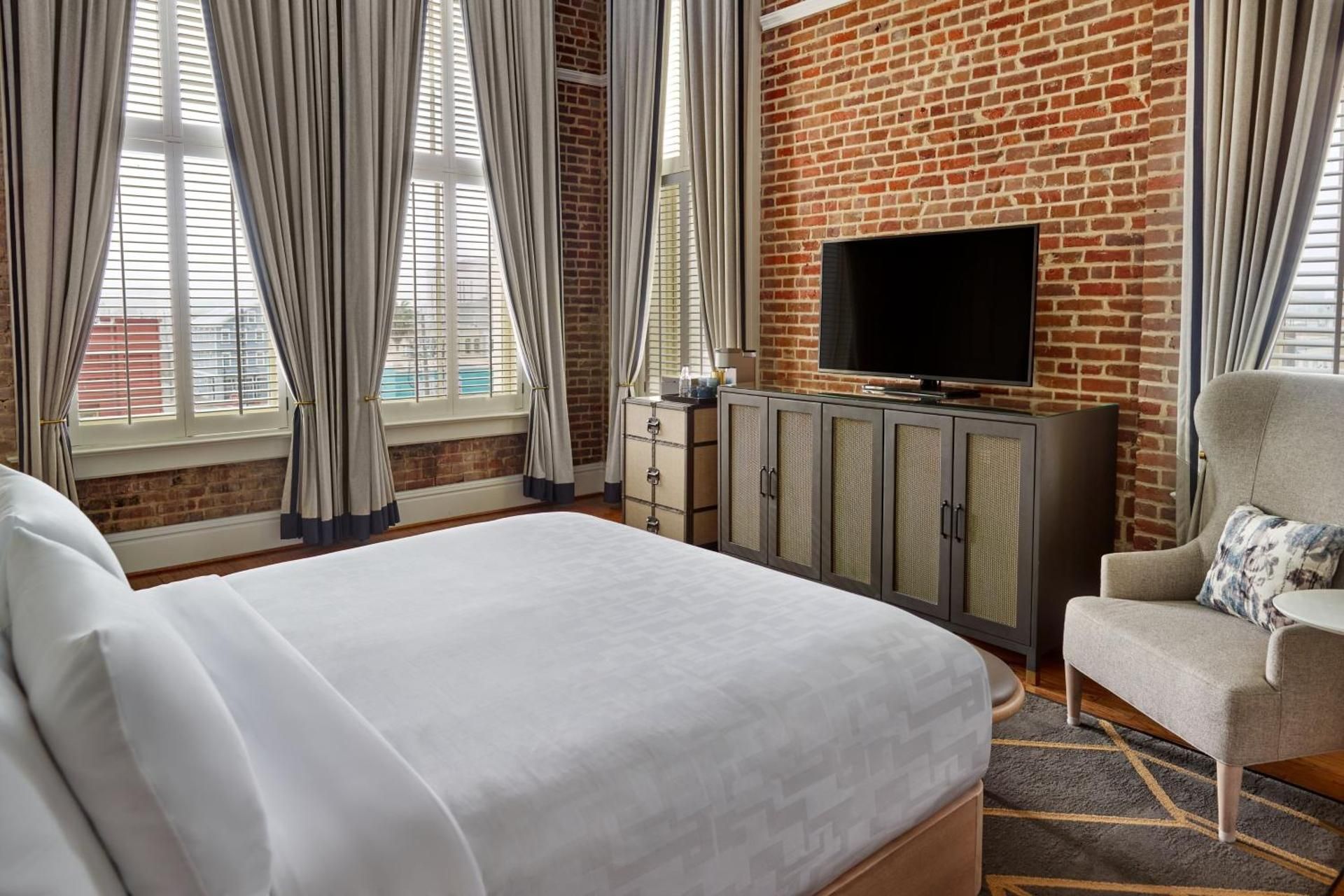 Tremont King Suite, 1 Bedroom Suite, 1 King, Sofa bed (Mobility & Hearing Accessible w/ Roll-in Shower)
