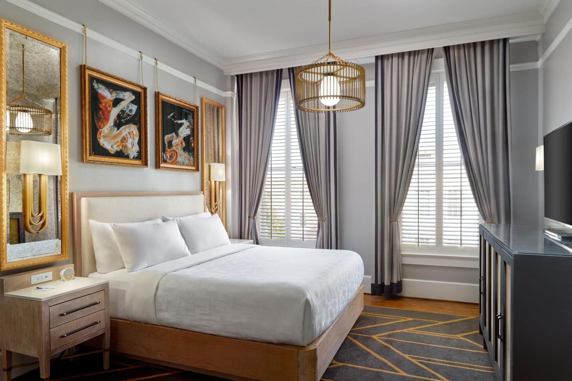 Deluxe King Room with Roll-In Shower - Mobility Accessible
