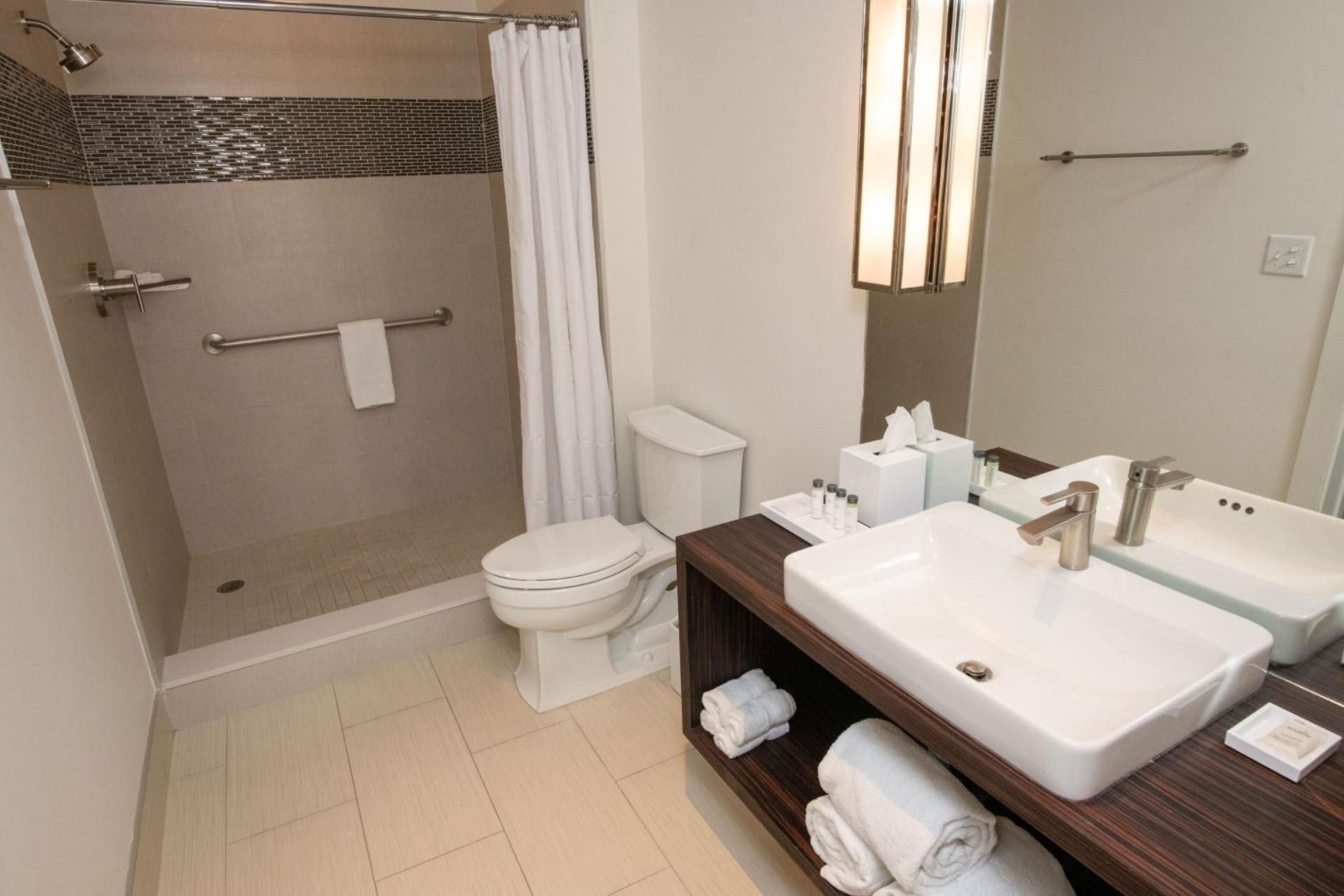 Standard Queen Room with Atrium View