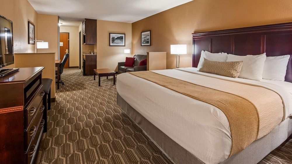 Suite, 1 King Bed, Non Smoking, Refrigerator & Microwave