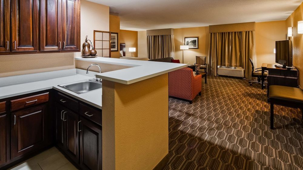 Best Western Granbury Inn & Suites Presidential Suite, 1 King Bed, Non Smoking, Refrigerator & Microwave 3