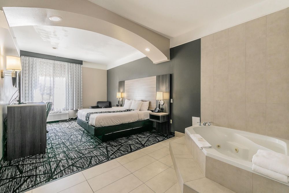 Deluxe Suite, 1 King Bed, Accessible, Non Smoking (Mobility,Roll-In Shower)