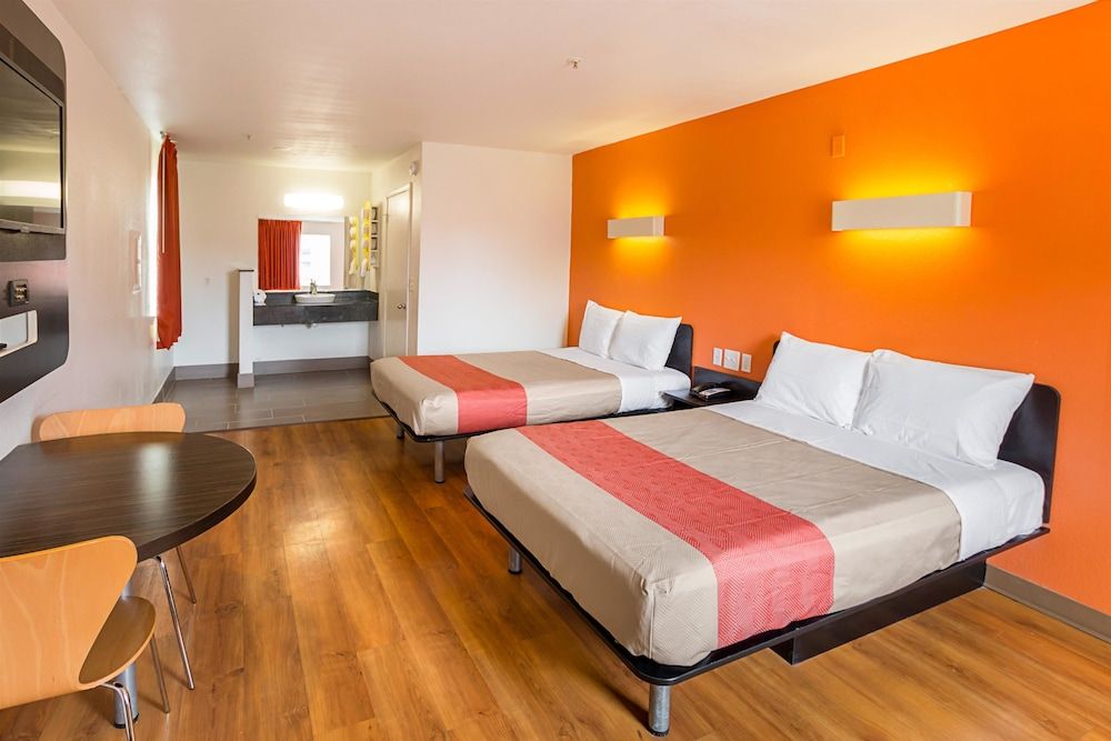 Motel 6 Grand Prairie, TX - Near Six Flags Drive Standard Room, 2 Double Beds, Non Smoking 4