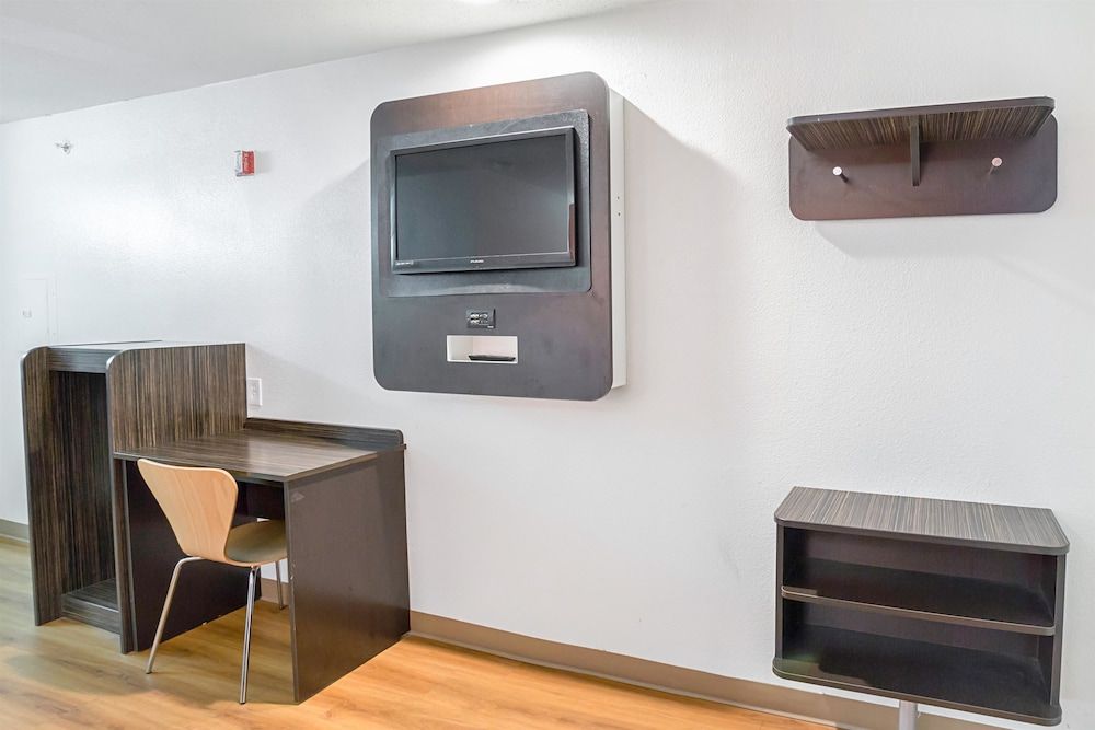 Motel 6 Grand Prairie, TX - Near Six Flags Drive Standard Room, 2 Double Beds, Non Smoking 5