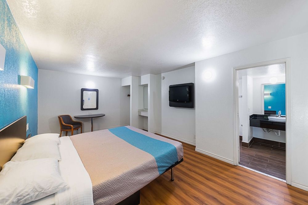 Motel 6 Grand Prairie, TX - Interstate 30 Standard Room, 1 King Bed, Accessible, Non Smoking 3