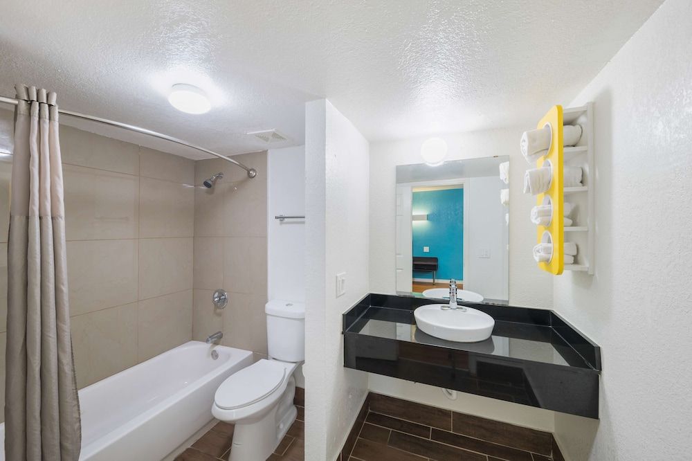 Motel 6 Grand Prairie, TX - Interstate 30 Standard Room, 2 Double Beds, Non Smoking 7