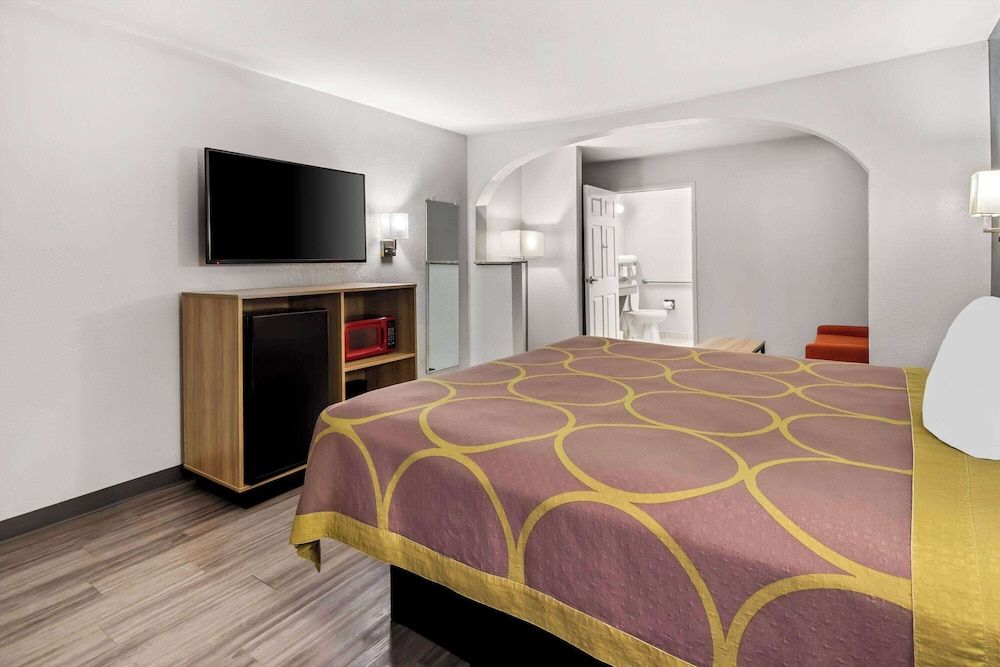 Room, 1 King Bed, Accessible, Non Smoking (Mobility/Hearing, Roll-In Shower)