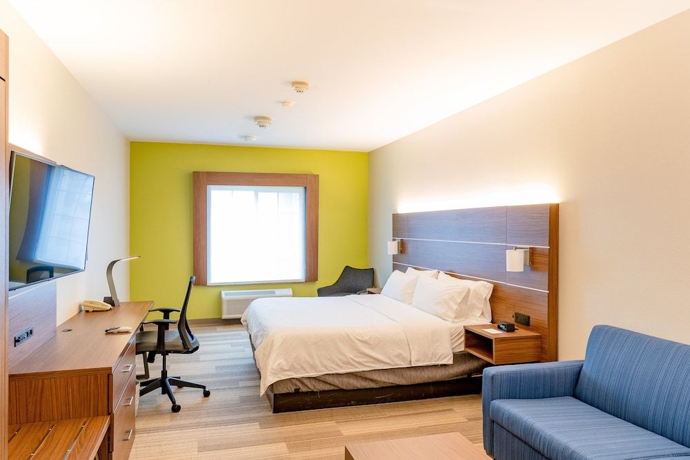 Suite, 1 King Bed, Accessible (Communication, Transfer Shower)