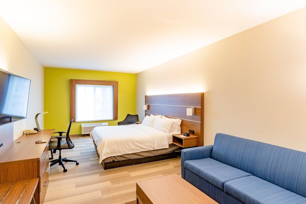 Standard Room, 1 King Bed, Accessible (Communication, Roll-In Shower)