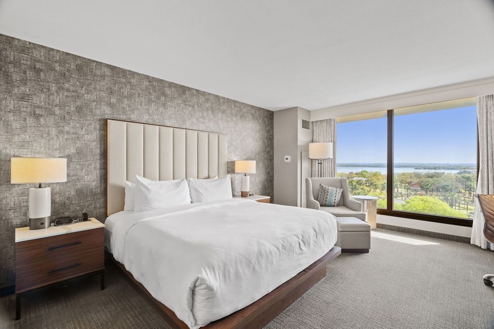 Deluxe Room, 1 King Bed, Lake View