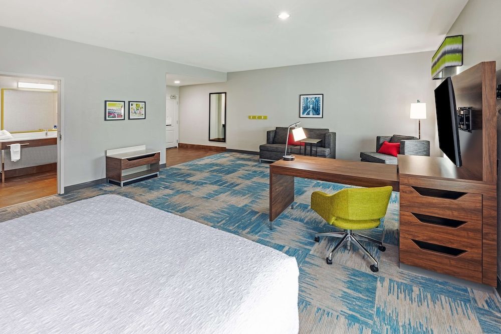 Suite, 1 King Bed, Accessible, Non Smoking