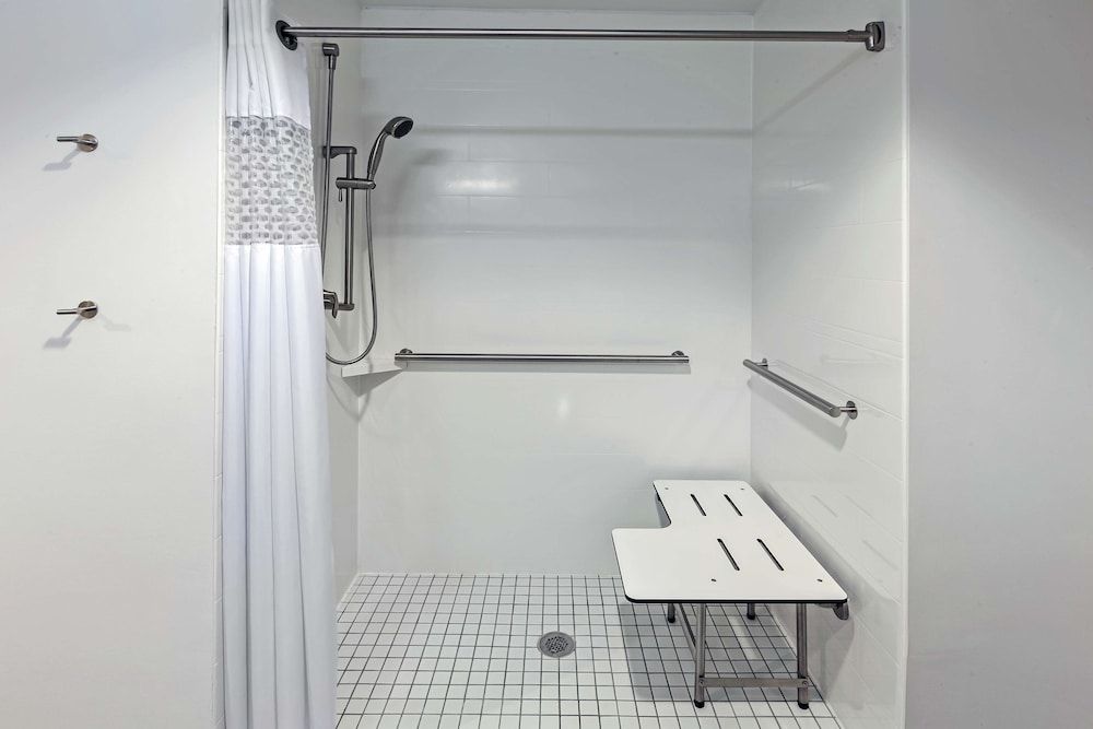 Hampton Inn & Suites Houston Heights I-10 Room, 1 King Bed, Accessible, Non Smoking 4