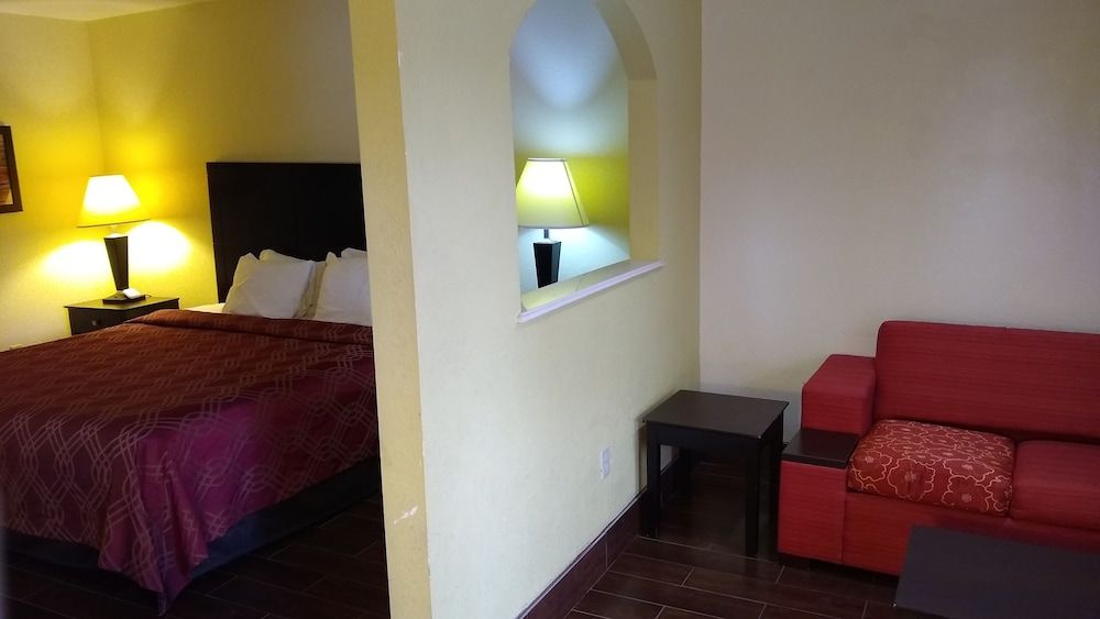 Econo Lodge Inn & Suites West - Energy Corridor Suite, 1 King Bed, Non Smoking 3