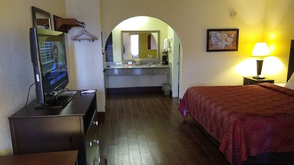 Econo Lodge Inn & Suites West - Energy Corridor Suite, 1 King Bed, Non Smoking 18
