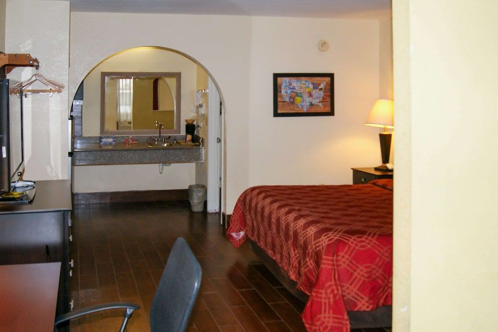 Econo Lodge Inn & Suites West - Energy Corridor Suite, 1 King Bed, Non Smoking 11