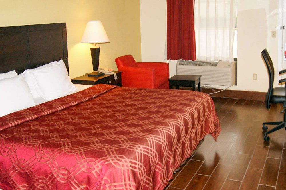 Econo Lodge Inn & Suites West - Energy Corridor Suite, 1 King Bed, Non Smoking 9