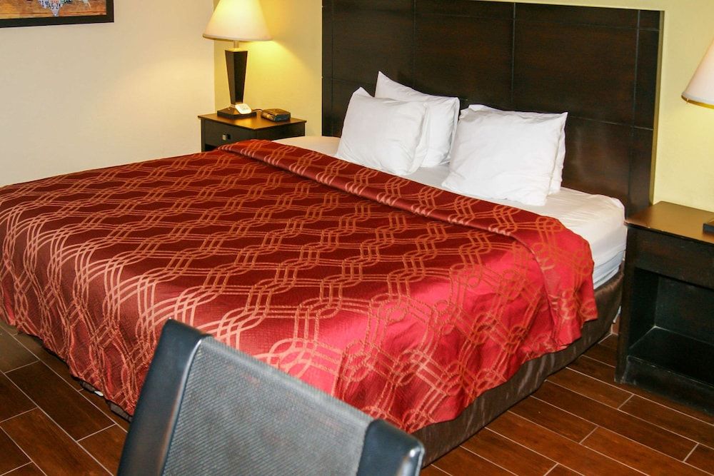 Econo Lodge Inn & Suites West - Energy Corridor Suite, 1 King Bed, Non Smoking 10