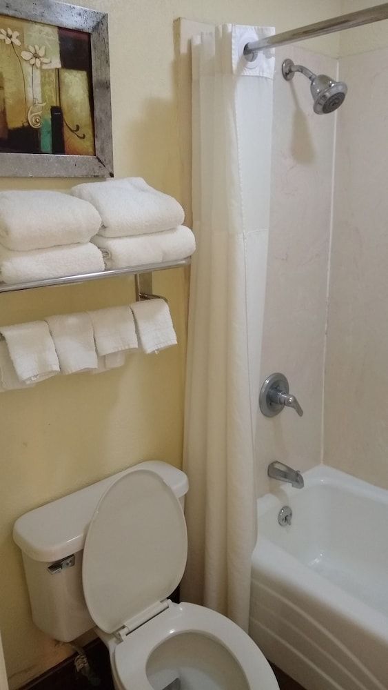 Econo Lodge Inn & Suites West - Energy Corridor Suite, 1 King Bed, Non Smoking 20