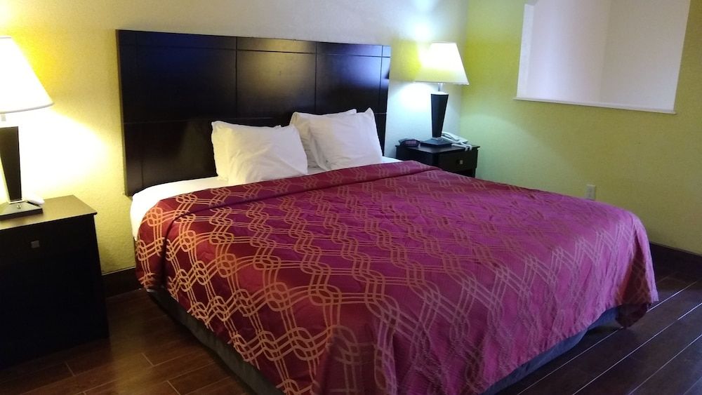 Econo Lodge Inn & Suites West - Energy Corridor Suite, 1 King Bed, Non Smoking 7