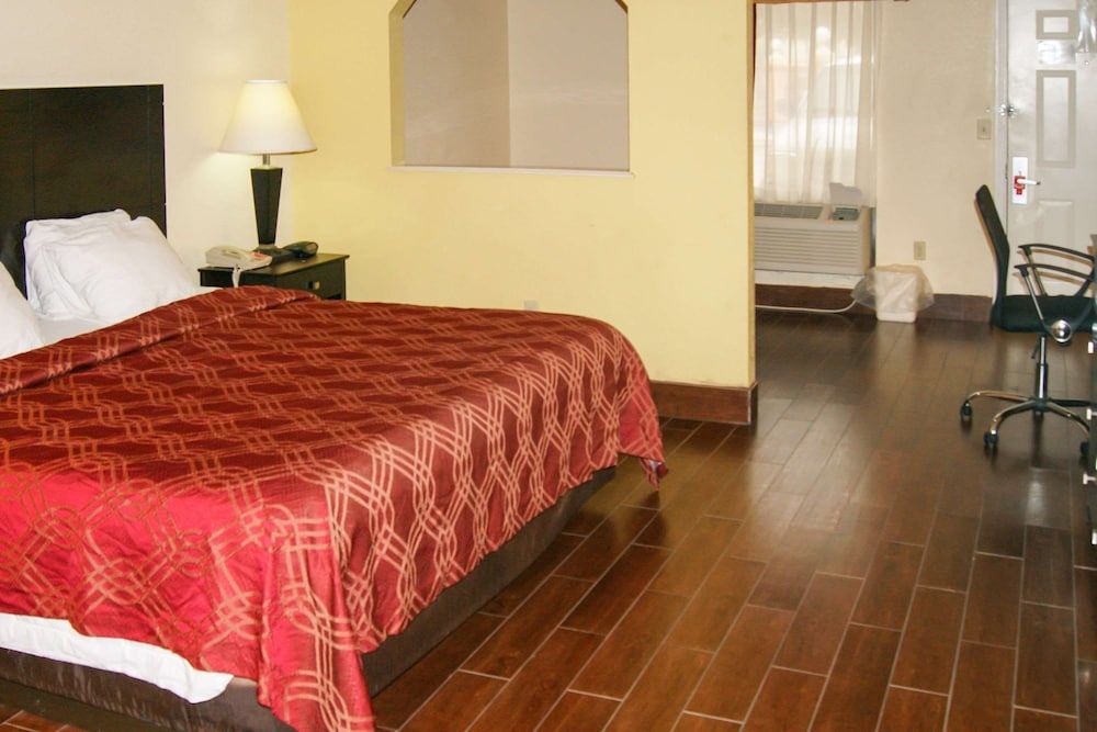 Econo Lodge Inn & Suites West - Energy Corridor Suite, 1 King Bed, Non Smoking 12