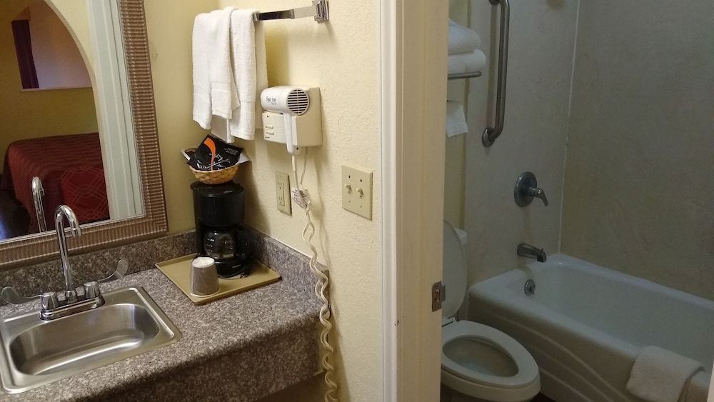 Econo Lodge Inn & Suites West - Energy Corridor Suite, 1 King Bed, Non Smoking 21