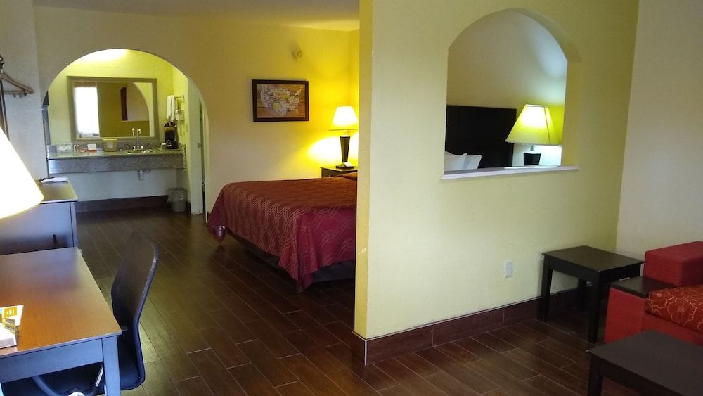Econo Lodge Inn & Suites West - Energy Corridor Suite, 1 King Bed, Non Smoking 4