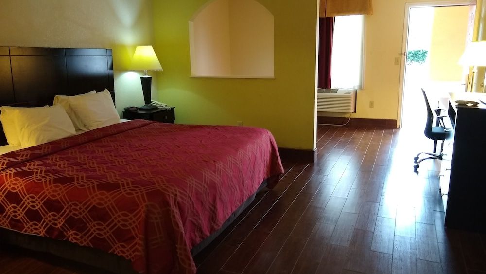 Econo Lodge Inn & Suites West - Energy Corridor Suite, 1 King Bed, Non Smoking 5