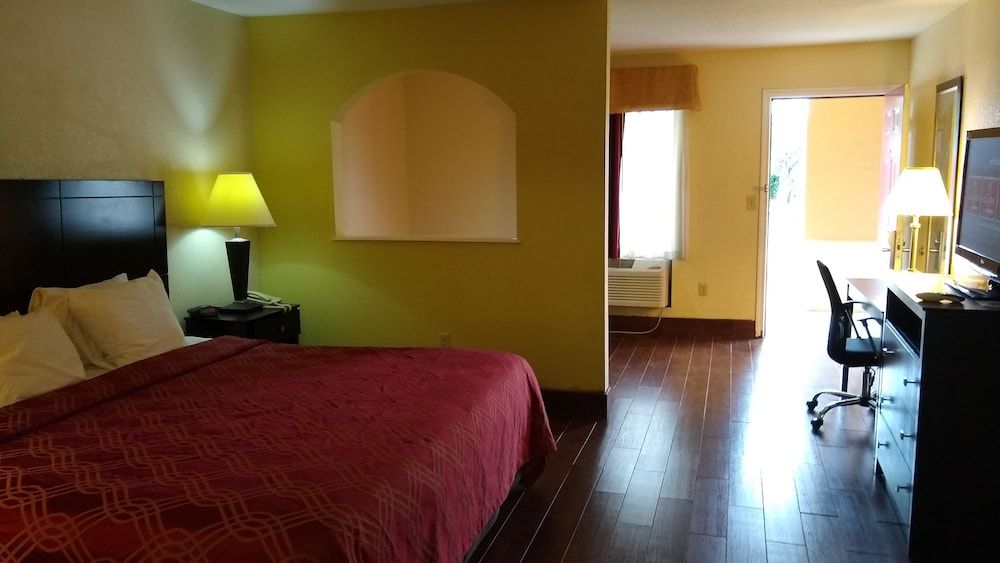 Econo Lodge Inn & Suites West - Energy Corridor Suite, 1 King Bed, Non Smoking 19